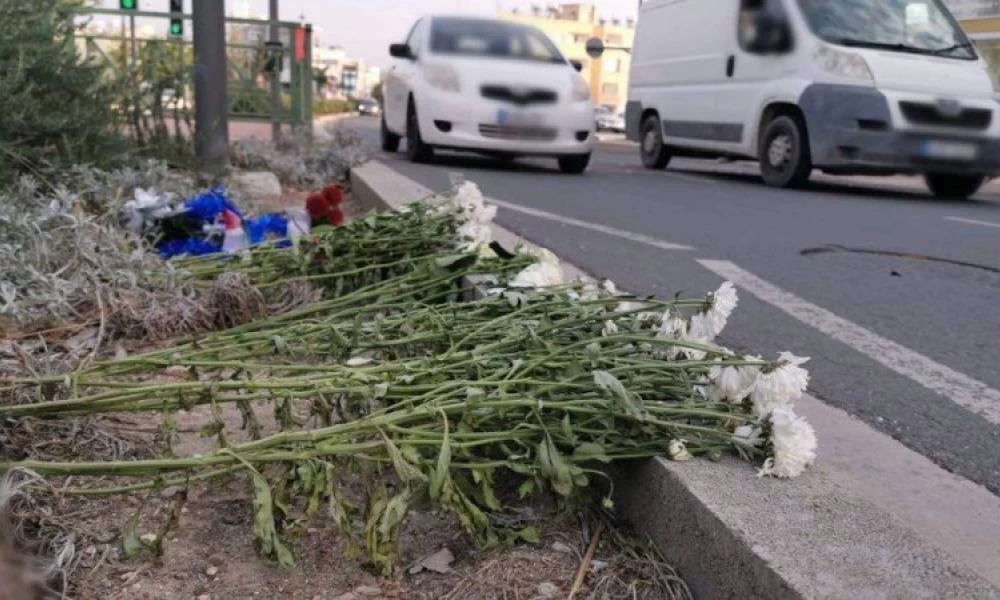 Θεσσαλονίκη: Συγκίνηση για τον άτυχο ντελιβερά – Αφήνουν λουλούδια στο σημείο που σκοτώθηκε
